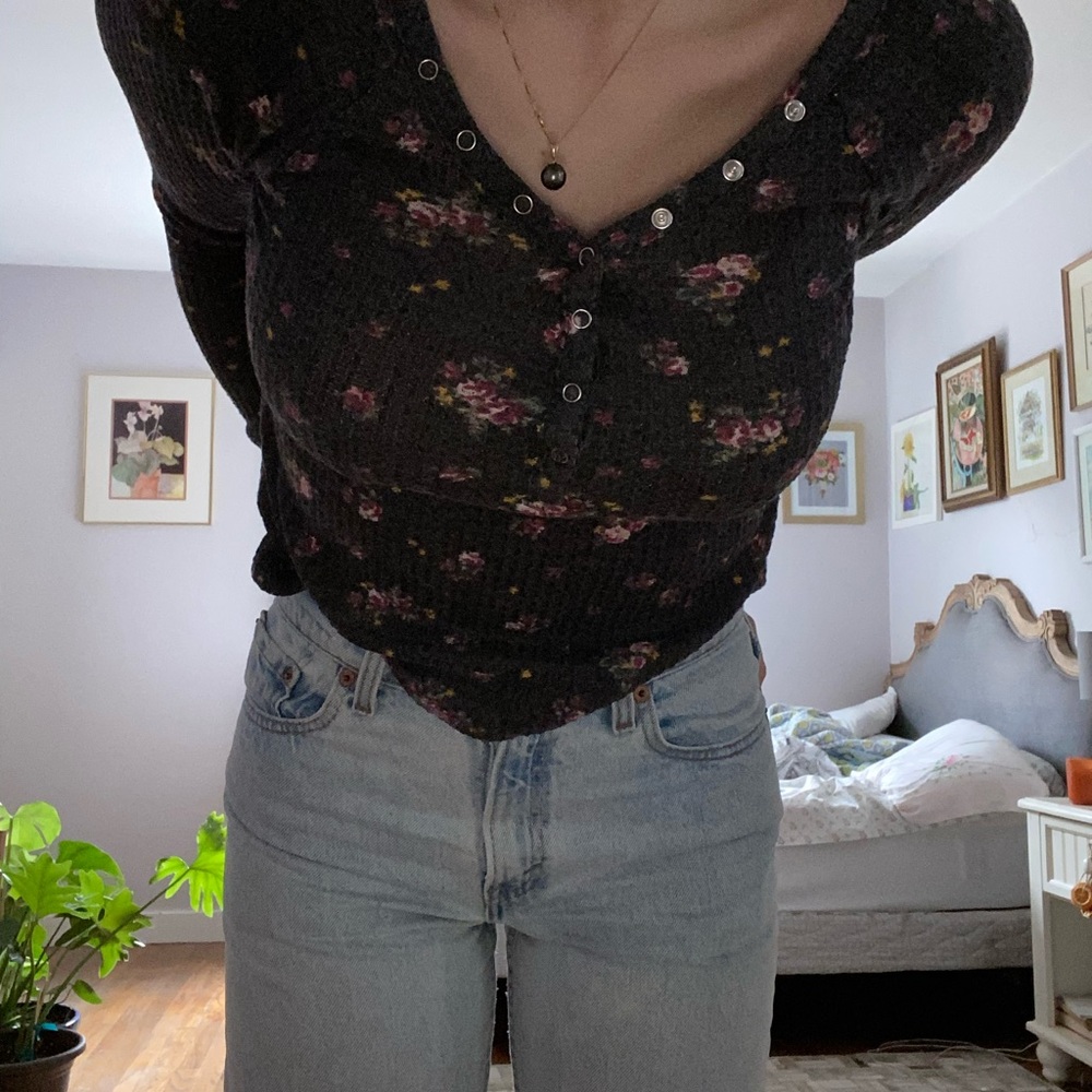 Super comfy long sleeve gray floral shirt